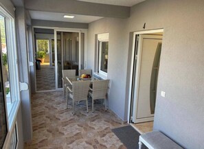 Outdoor dining - Villa Roki - Apartment 4 Mountain View (Bar)