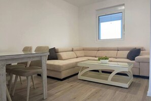 TV - Villa Roki - Apartment 5  Seaview (Bar)