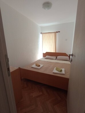 1 bedroom, bed sheets