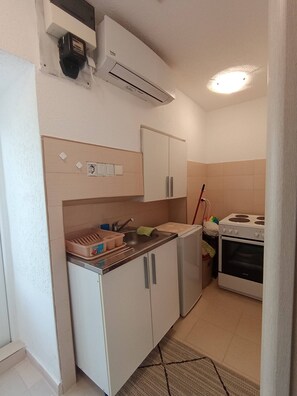 Refrigerador, parrilla de estufa y utensilios de cocina 