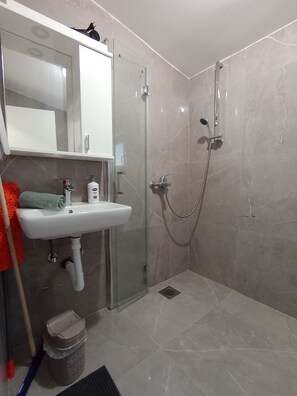 Shower, hair dryer, towels - Martin´s Apartments Dubrava (Dobra Voda)