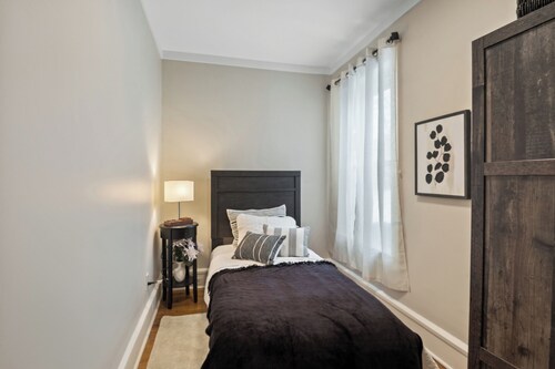 Downtown 3BR Apartment, Walk to SU, Burnet Park & Erie Canal