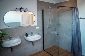 Douche, sèche-cheveux, serviettes fournies, savon