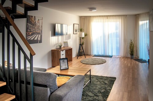 Corporate Housing, complete house, 145 m2, 6 Persons, parking, 10 min VW