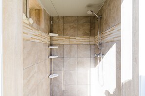 Douche, sèche-cheveux, serviettes fournies