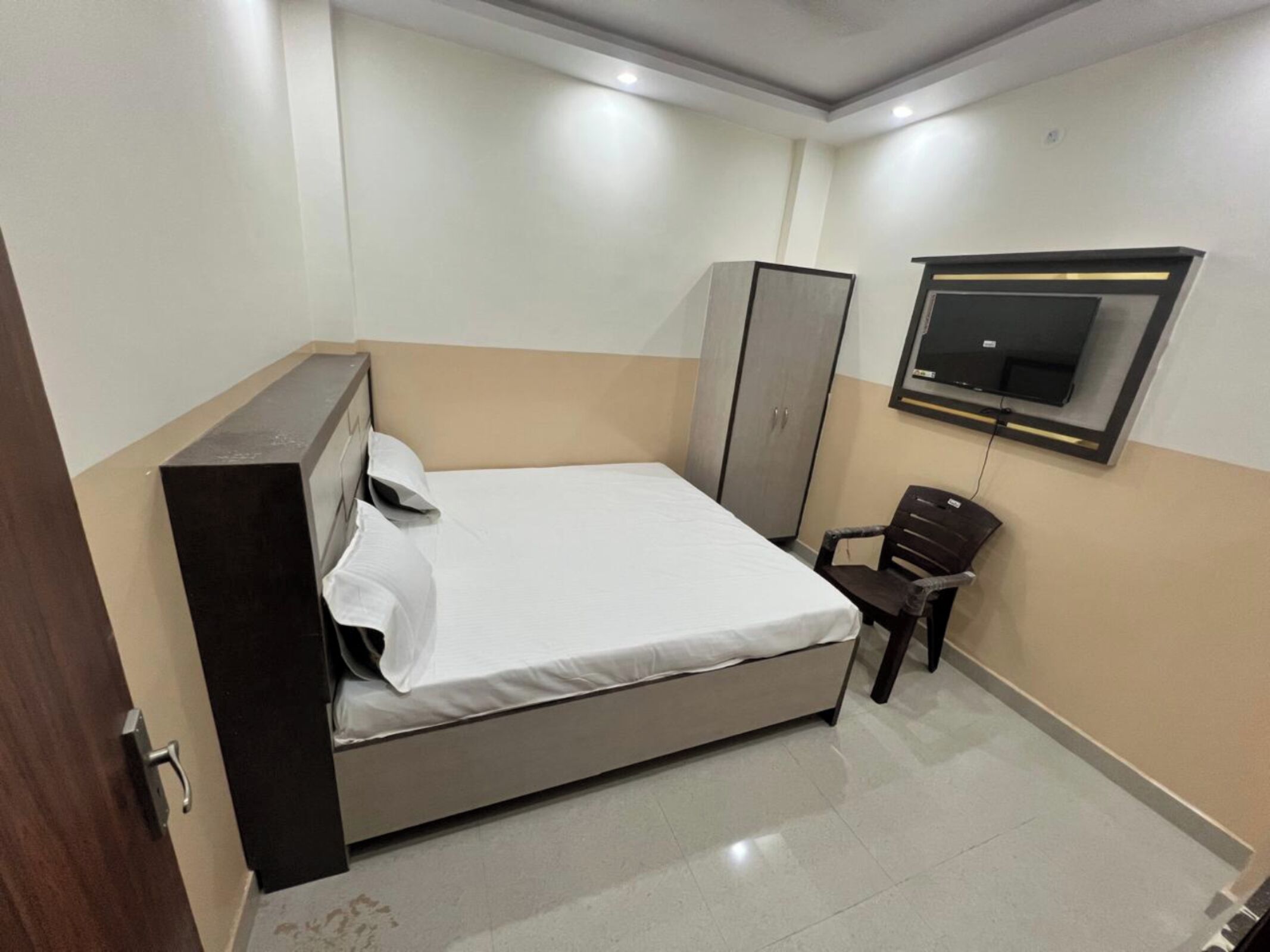 Kamar Deluks | Meja kerja dan Wi-Fi gratis