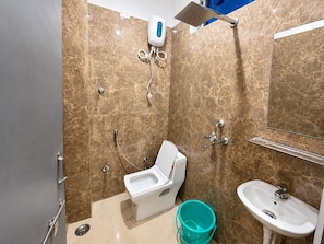 Shower, towels, soap - Hotel Silver Palace (Kanpur)