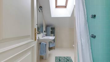 Dusche, Haartrockner, Bidet, Handtücher