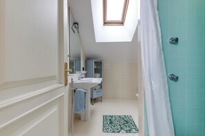 Shower, hair dryer, bidet, towels