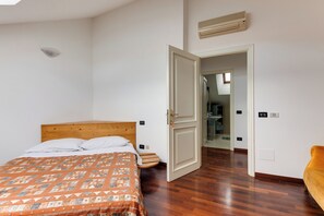 5 bedrooms, iron/ironing board, free WiFi, bed sheets