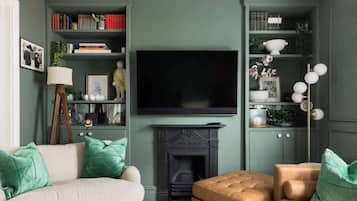 Una televisión, una oficina