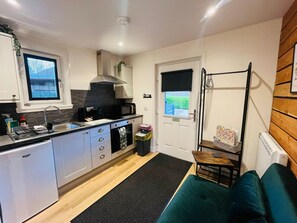 Fridge, microwave, oven, toaster - The Canal Cabin near Fort William (Banavie)