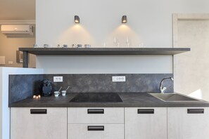 Frigorifero, piano cottura, bollitore elettrico