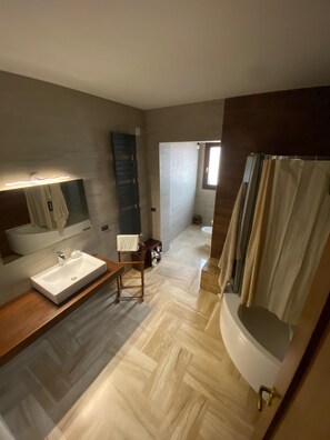 Ducha, secador de pelo, toallas