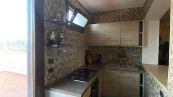 Een koelkast, een oven, een kookplaat, een koffiezetapparaat/waterkoker