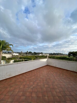 Property grounds - Holiday Home 'Dall'alba Al Tramonto' with Private Terrace, Wi-Fi and Air Conditioning (Alezio)