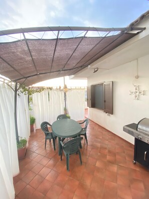 Outdoor dining - Holiday Home 'Dall'alba Al Tramonto' with Private Terrace, Wi-Fi and Air Conditioning (Alezio)