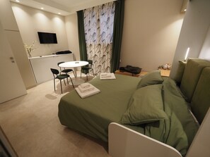 Room - Triple room 5 minutes from Castel dell'Ovo (Napoli)