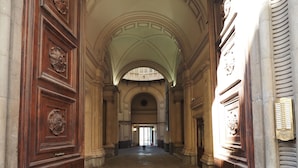 A grand hallway with high ceilings and ornate wooden doors. - Triple room 5 minutes from Castel dell'Ovo (Napoli)