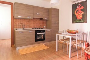 Lejlighed - udsigt til gårdsplads | Privat køkken | Køleskab, ovn, kogeplade, køkkentøj/tallerkener/redskaber