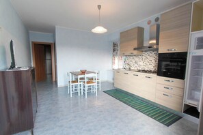 Appartement, vue piscine | Cuisine privée | Réfrigérateur, four, plaque de cuisson, grille-pain