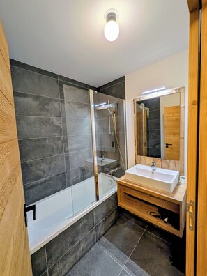 Dusche, Haartrockner, Seife, Toilettenpapier