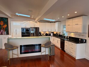 Private kitchen - Spacious waterfront 5-bedroom house in lovely Corte Madera with patio and pool (corte madera)