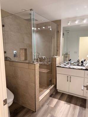Shower, hair dryer, towels, soap - Spacious waterfront 5-bedroom house in lovely Corte Madera with patio and pool (corte madera)
