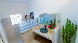 Shower, towels, soap, toilet paper - Floor Apartment, Fully Equipped Kitchen, Private Pool, Nosy Be (Nosy Be)