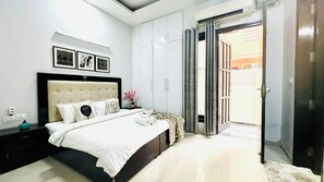 Un dormitorio con cama, mesita de noche y armario.