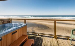 Outdoor spa tub - Beach Front Coastal Treasure (Lincoln City)