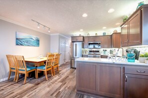 Jääkaappi, mikroaaltouuni, uuni, liesi