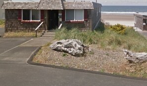 Exterior - Beach Front Oceanside Escape (Lincoln City)