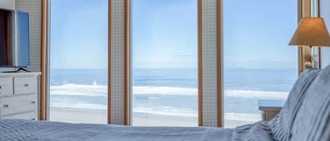 書桌、免費 Wi-Fi、床單