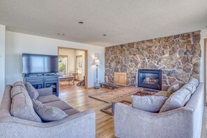 Smart TV, fireplace, DVD player, ping pong - Logans Beachfront Lodge (Lincoln City)