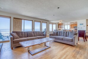 Smart TV, chimenea, reproductor de DVD y tenis de mesa 