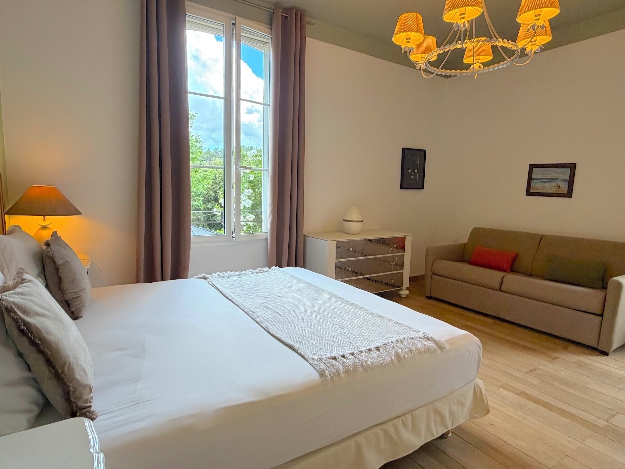 6 bedrooms, desk, iron/ironing board, free WiFi