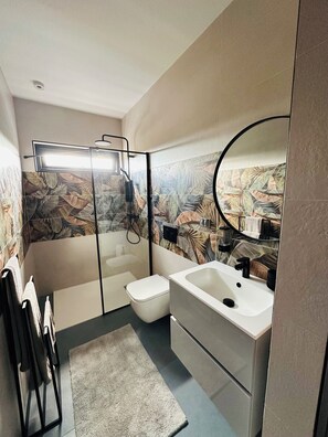 Shower, hair dryer, towels, soap - 2-bedroom 2 bathroom apartment in awesome Oranjestad with AC/Pool (Oranjestad)