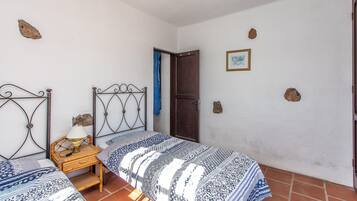 3 slaapkamers, een strijkplank/strijkijzer, wifi, beddengoed