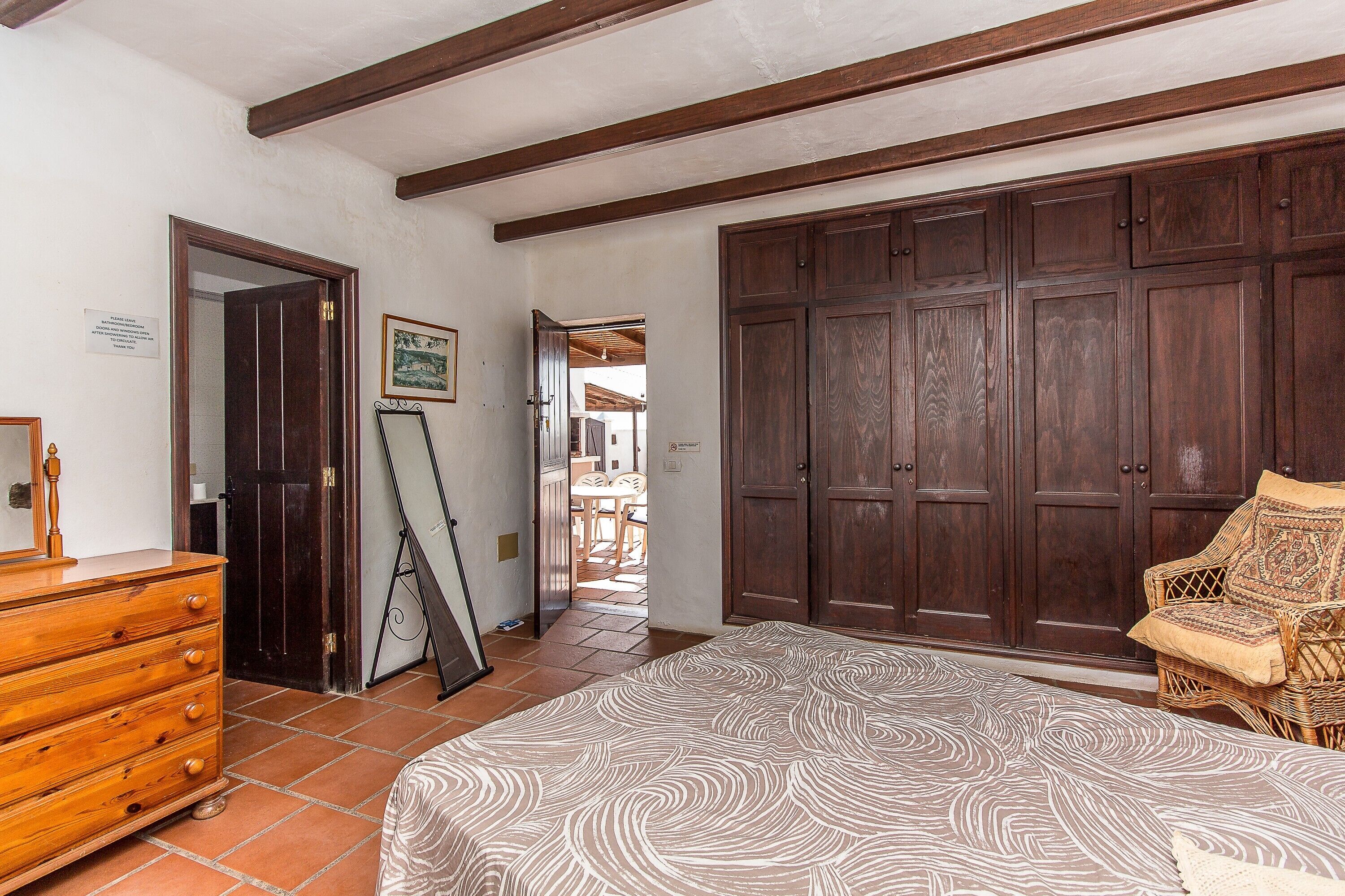 3 bedrooms, iron/ironing board, WiFi, bed sheets