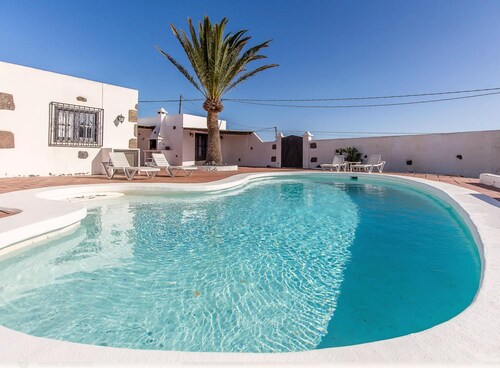 Holiday Home 'La Finca' with Private Pool, Wi-Fi and Air Conditioning