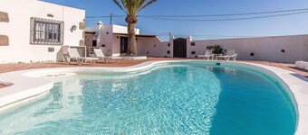 Holiday Home 'La Finca' with Private Pool, Wi-Fi and Air Conditioning
