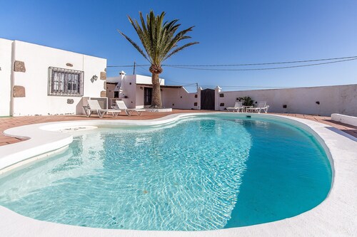 Holiday Home 'La Finca' with Private Pool, Wi-Fi and Air Conditioning