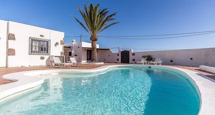Holiday Home 'La Finca' with Private Pool, Wi-Fi and Air Conditioning