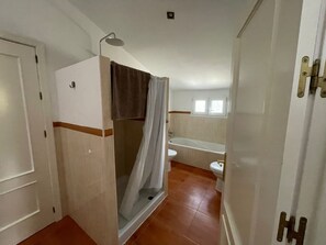 Shower, bidet, towels, soap - Casa Fatima Rural Tourist Housing (Ubrique)
