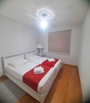 2 chambres, fer et planche à repasser, Wi-Fi, draps fournis