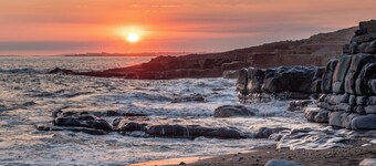 Spacious Sea View Home in lovely Ogmore-by-Sea. Beach 1 min walk away.