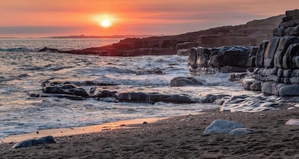 Spacious Sea View Home in lovely Ogmore-by-Sea. Beach 1 min walk away.