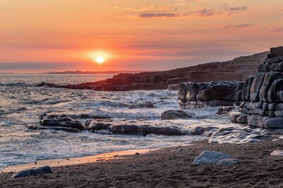 Spacious Sea View Home in lovely Ogmore-by-Sea. Beach 1 min walk away.