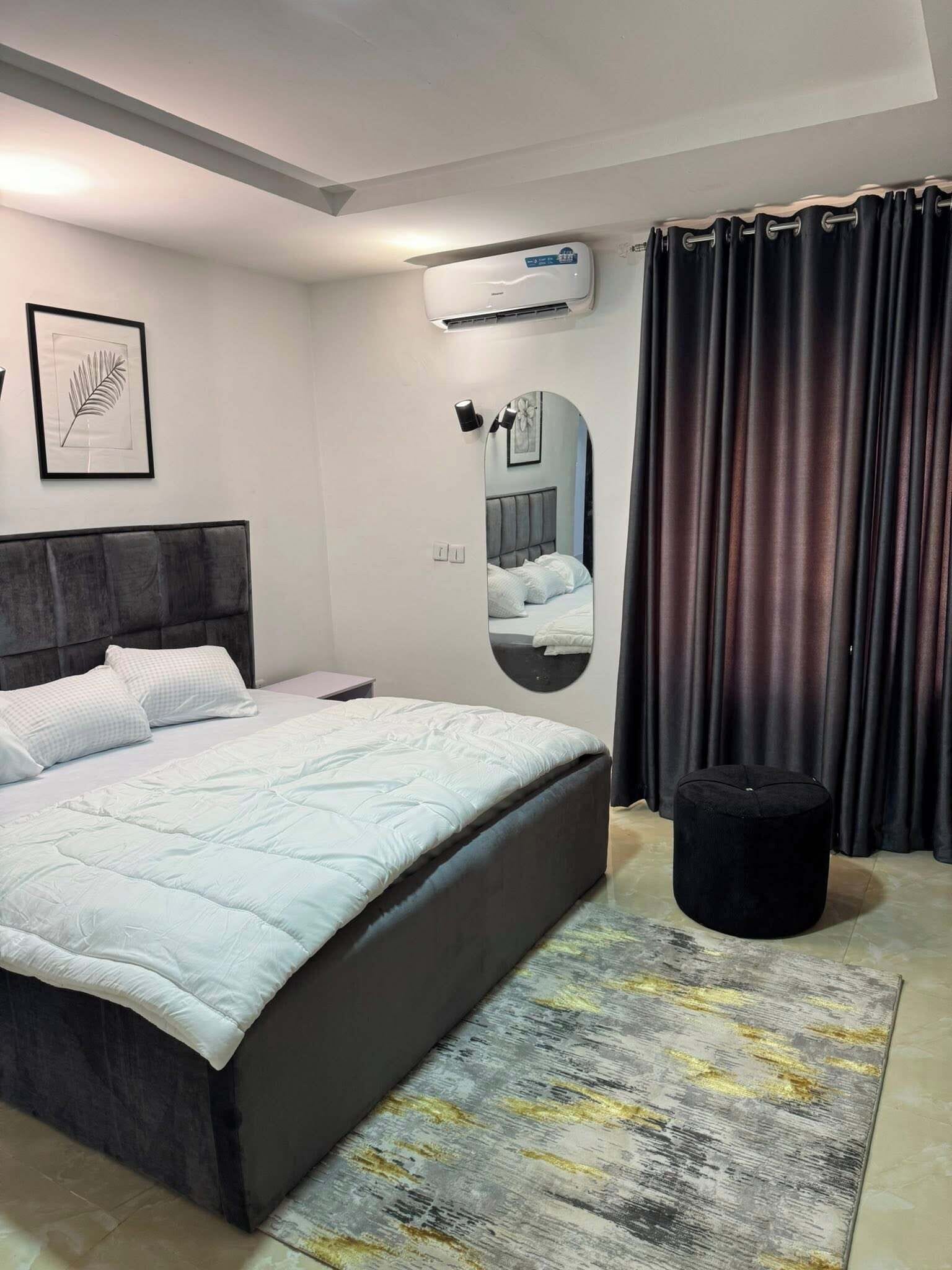 Apartamento econômico, sacada, vista para a cidade | Cofres nos quartos, escrivaninha, espaço de trabalho para notebook